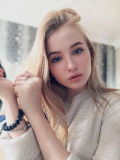 Hafifçe inlemeye başladı