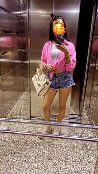 Çekici tavırları olan Sena