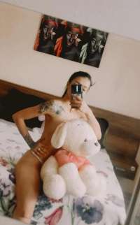 Çekici tavırları olan Sena