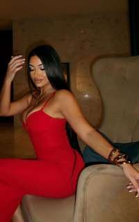 Dikkat çekici fiziği olan Dilara