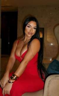 Dikkat çekici fiziği olan Dilara