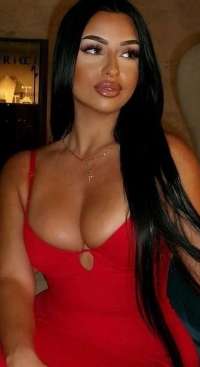 Dikkat çekici fiziği olan Dilara