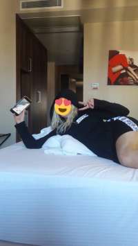 Dolgun popoya sahip sarışın Melis