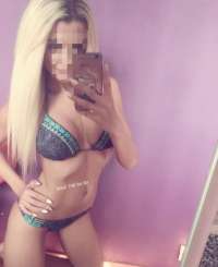 Seksi sarışın çıtır Kumsal