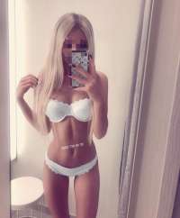 Seksi sarışın çıtır Kumsal