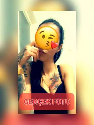 Çekici tavırları olan Sena