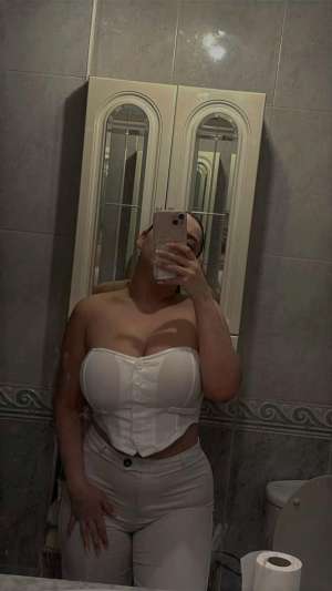 Esmer Mersin bayan Amira