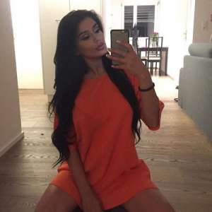 Güzel Escort Banu Mersinde Görüşme Yapıyor