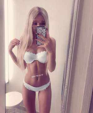 Seksi sarışın çıtır Kumsal