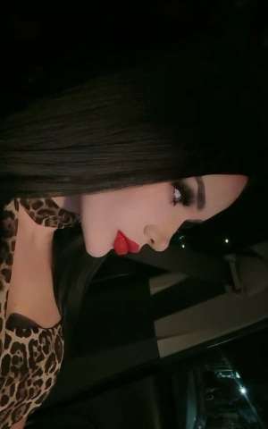 Uzun siyah saçlı seksi bayan Yezda