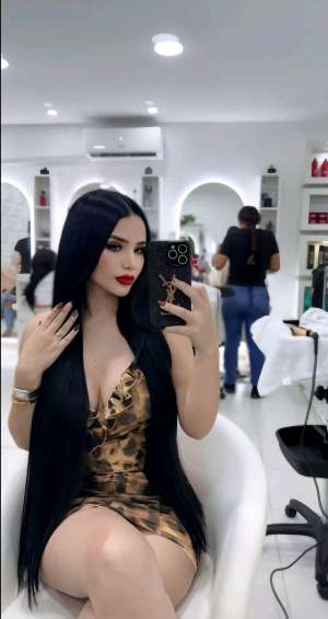 Uzun siyah saçlı seksi bayan Yezda