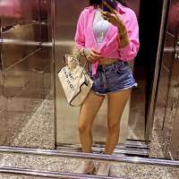 Çekici tavırları olan Sena