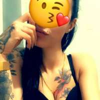 Çekici tavırları olan Sena