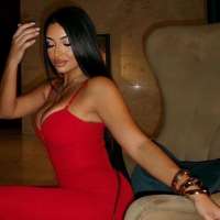 Dikkat çekici fiziği olan Dilara