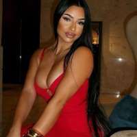 Dikkat çekici fiziği olan Dilara