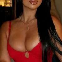 Dikkat çekici fiziği olan Dilara