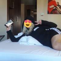 Dolgun popoya sahip sarışın Melis