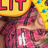 Dolgun popoya sahip sarışın Melis