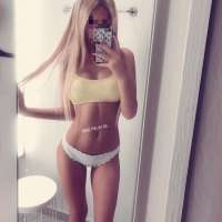 Seksi sarışın çıtır Kumsal