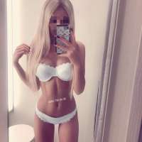 Seksi sarışın çıtır Kumsal